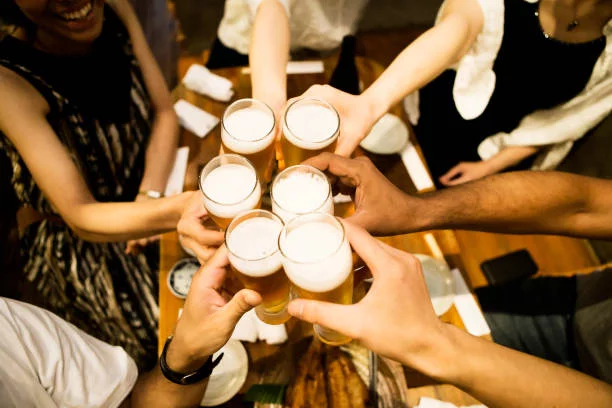 Binge drinking chez les étudiants : même rarement, le risque n’est pas anodin