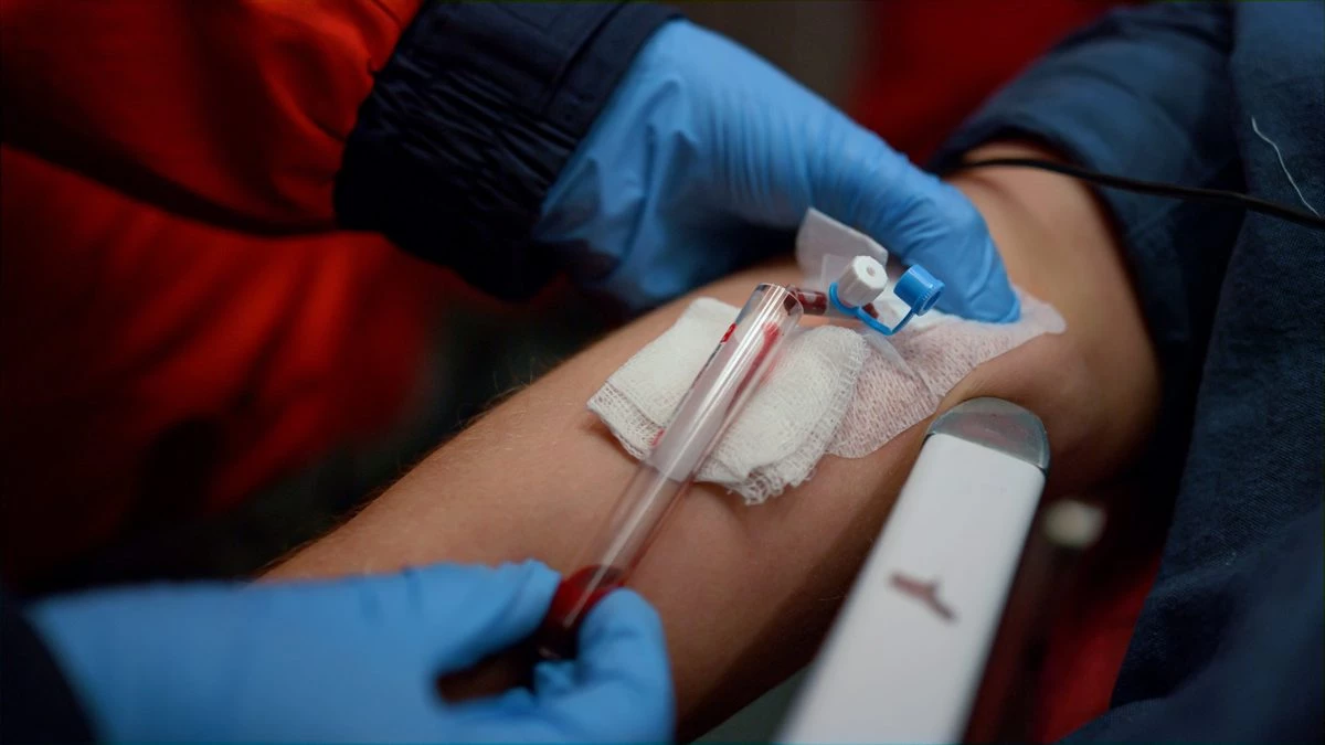 Hémorragie cérébrale : une prise de sang dès l’ambulance ?